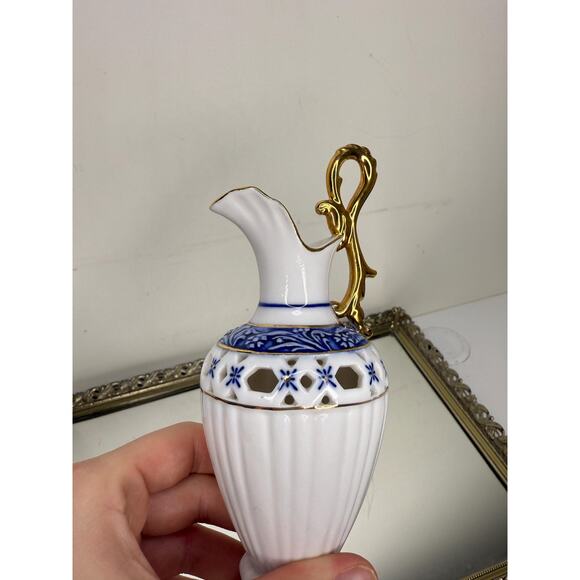 Beautiful Vintage Regal Bone China Blue and White Ewer with Gold accent - Picture 9 of 10